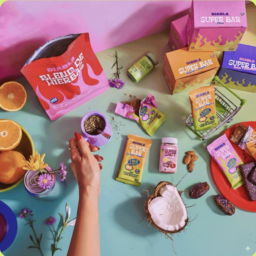 Productos Diabla sobre una mesa con frutas y un mate